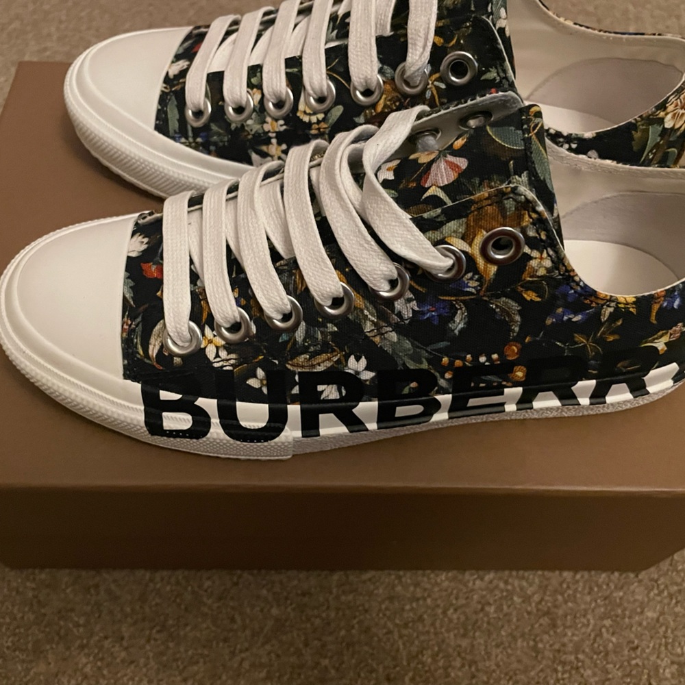 Burberry women’s sneaker 👟 size 36(6) only wore once like new